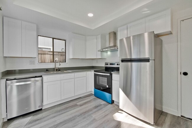 Building Photo - Welcome to this 3 bedroom 2 bath Just updated Townhome located in South San Jose.