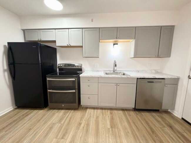 Building Photo - Newly Renovated Move-In Ready 3 Bed, 3 Bath Home!
