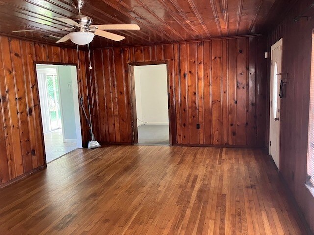 Living room entrance into kitchen and a bedroom - 1331 S Summerlin Ave