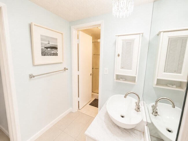 Building Photo - 1069 Hillsboro Mile