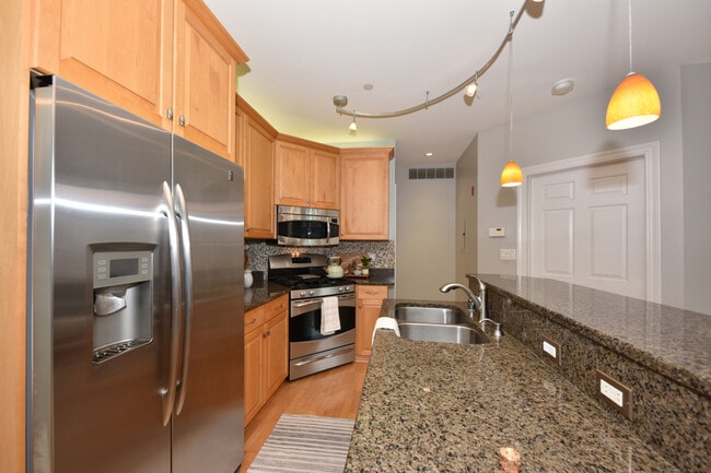 Building Photo - 1515 N Van Buren St