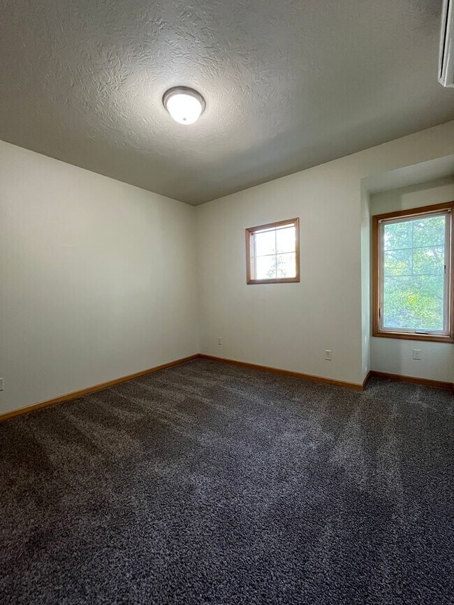 Building Photo - (MUS) Large 3 Bed/2 Bath Town Home