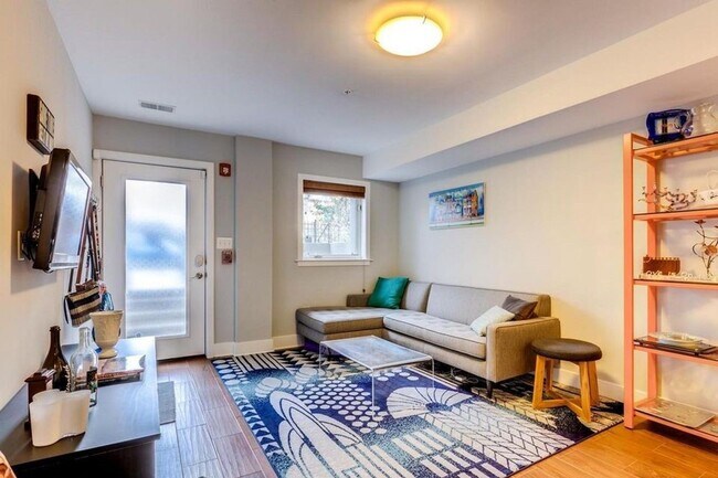 Building Photo - Amazing 2 Bedroom, 2 Full Bathroom 14th St Apartment with Secure Parking!