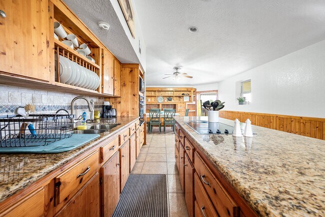 Building Photo - 302 Palm Dr