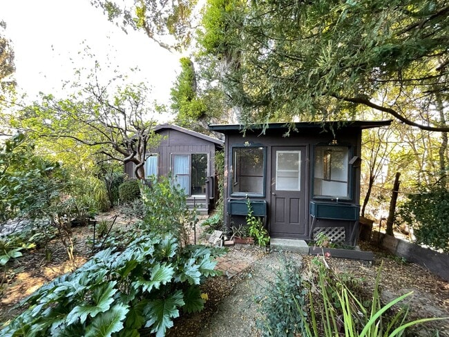 Building Photo - 3 Bedroom, 2 Bath Home On Quiet Street