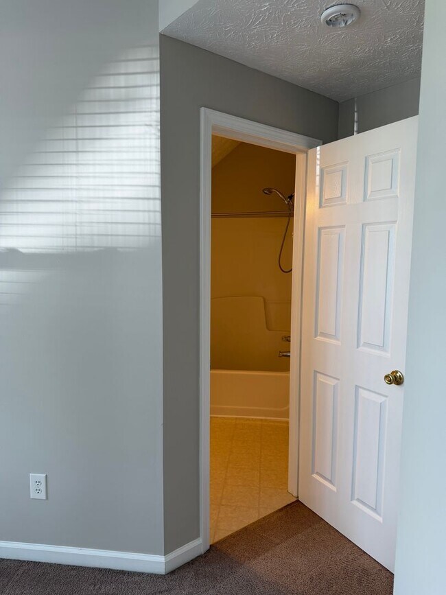 Building Photo - 6262 Shoreview Cir