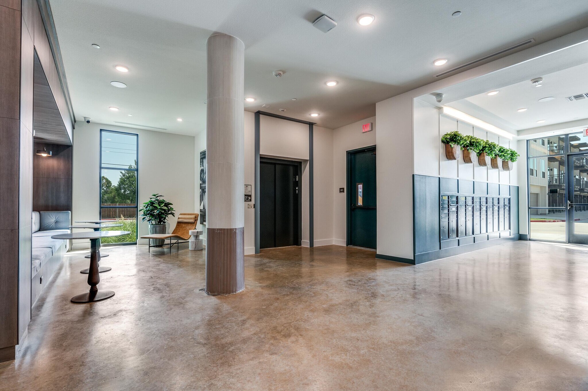 Building Photo - 650 E Sycamore St