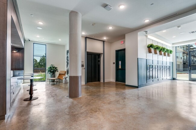 Building Photo - 650 E Sycamore St