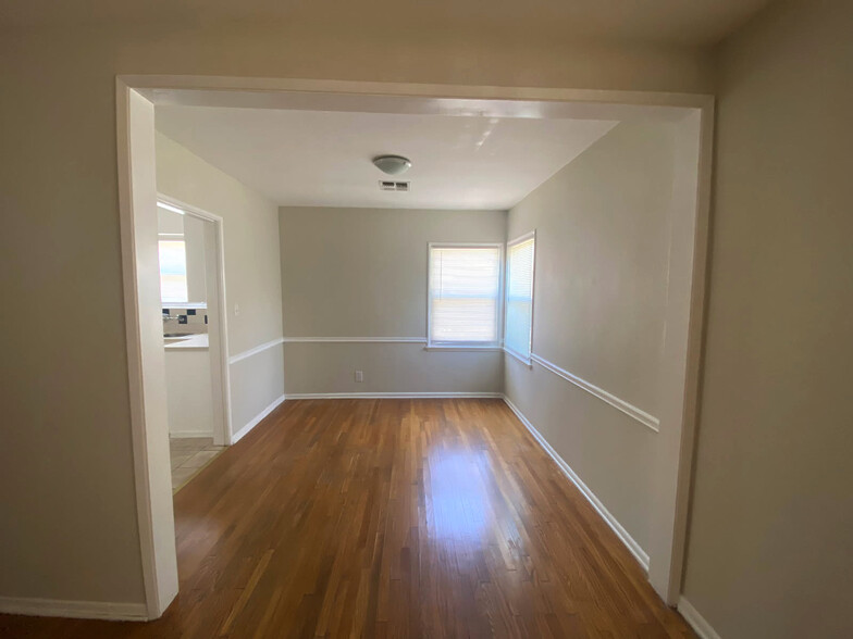 Dining area - 8920 Darby Ave
