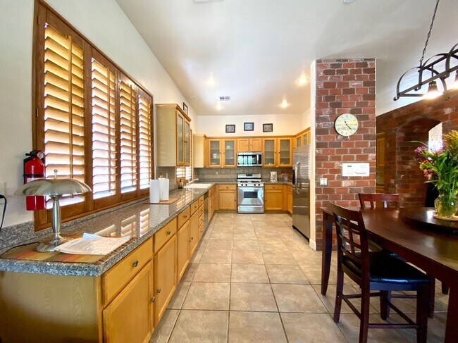Building Photo - Furnished 4 Bedroom Pool Home - 6 month lease