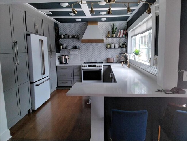 Building Photo - 6332 11th Ave S