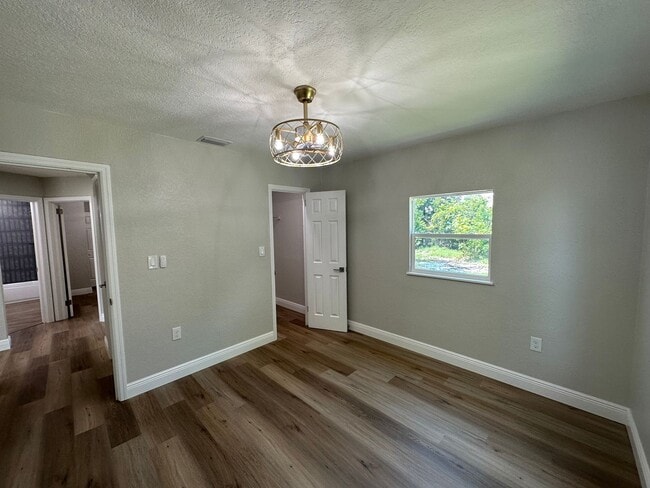 Building Photo - Beautiful 2 bedroom 1 bathroom newly remod...