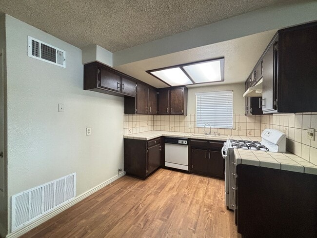 Building Photo - 43301 20th St W