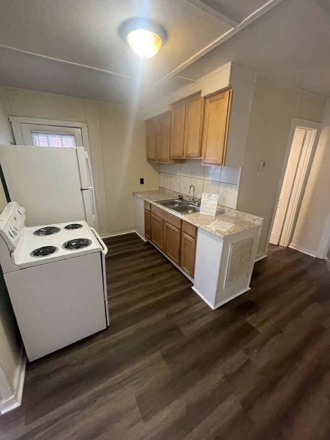 Building Photo - 1 bed 1 bath Triplex