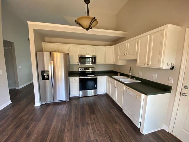 Building Photo - Beautiful Brick Home in Mt Juliet - Pet Fr...
