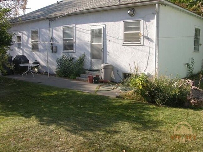 Building Photo - 302 N 5th St