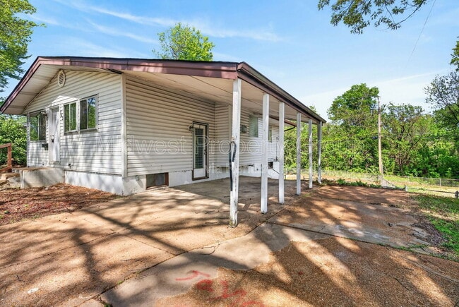 Building Photo - 743 Shepley Dr