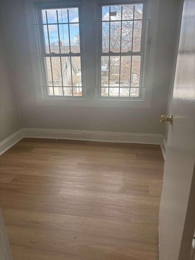 Building Photo - Single Cleveland East Side Section 8/Cash Pay