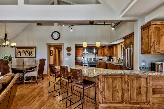 Building Photo - Gorgeous Lakeview! Pet Friendly w a Garage & AC!