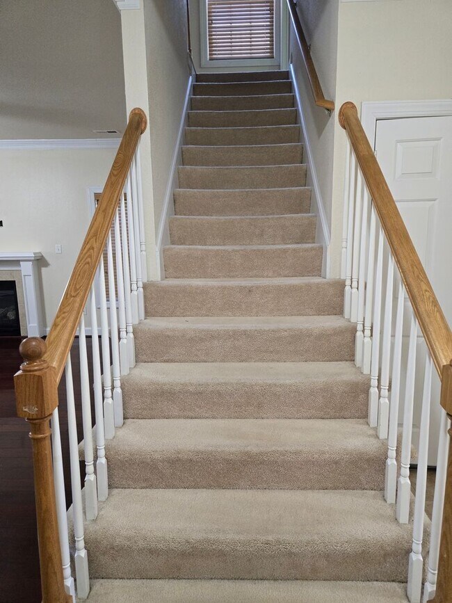 Building Photo - Lovely 3 Bedroom house near Town Center