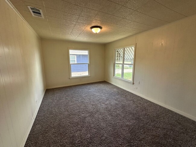 Building Photo - 3909 Roselawn Dr