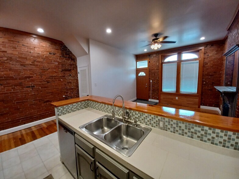 Building Photo - 4224 Chouteau Ave