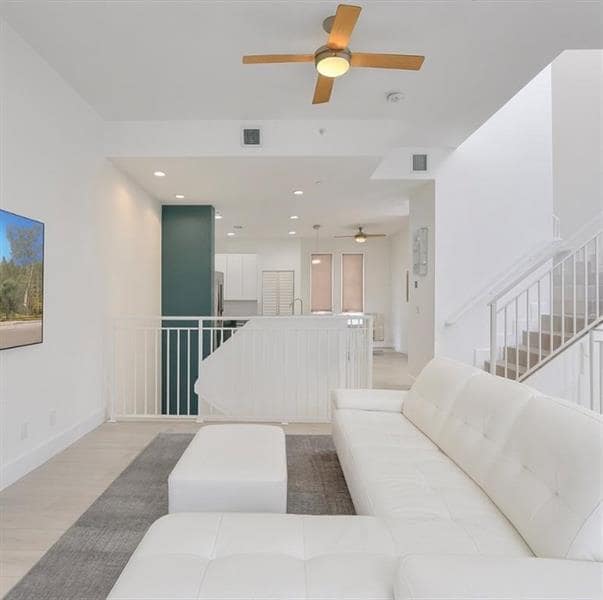 Building Photo - 703 SE 16th Ct