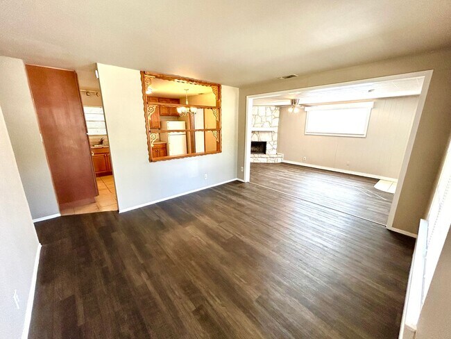 Building Photo - Cozy & Convenient – 3 Bedroom Home Near Shopping & Highways!