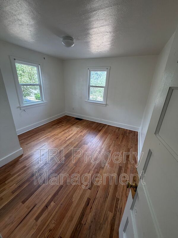 Building Photo - 2044 10th Ave