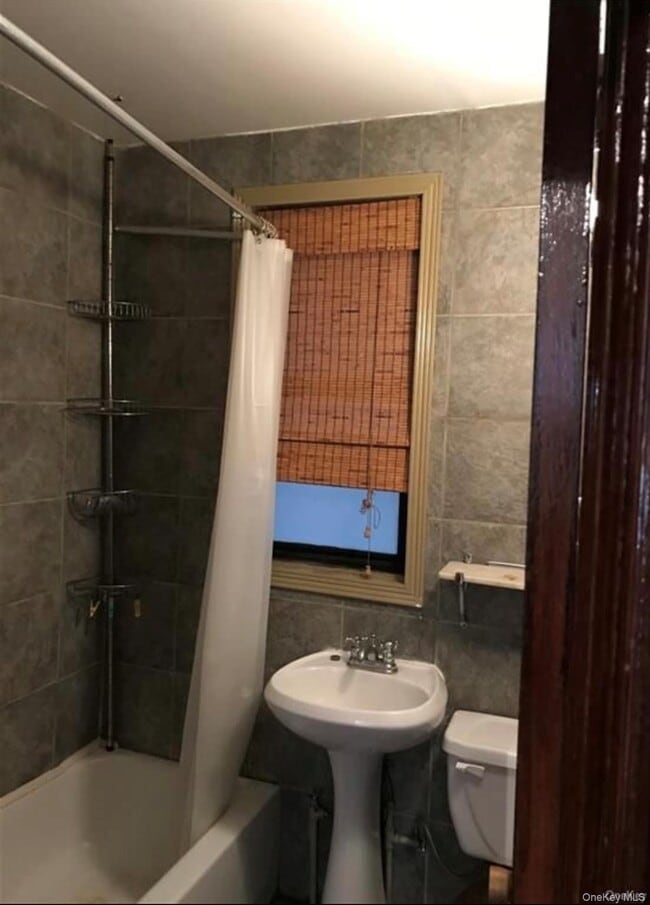 Building Photo - 740 S Oak Dr