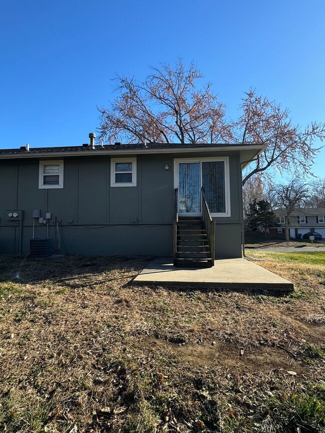 Building Photo - 3/1.5 Duplex in Lee's Summit