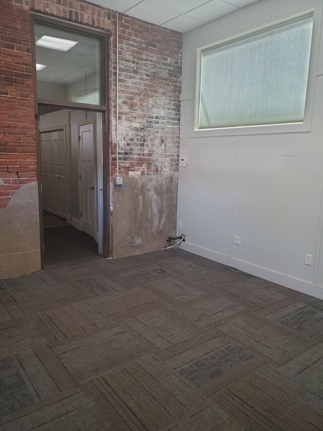 Building Photo - Awesome Downtown Moline Apartment Close to Arsenal