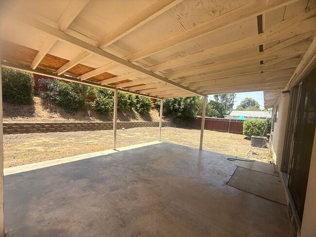 Building Photo - Beautiful 3 bedroom, 2 bathroom home in Re...