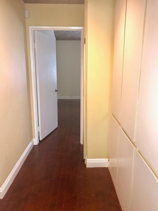 Building Photo - Beautiful and spacious multilevel townhouse in model home condition