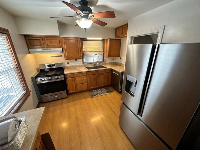 Building Photo - 332 E Esplanade Ave