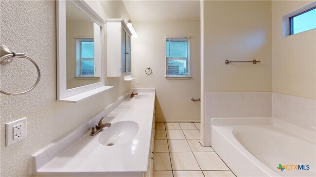Building Photo - 2703 Tara Dr
