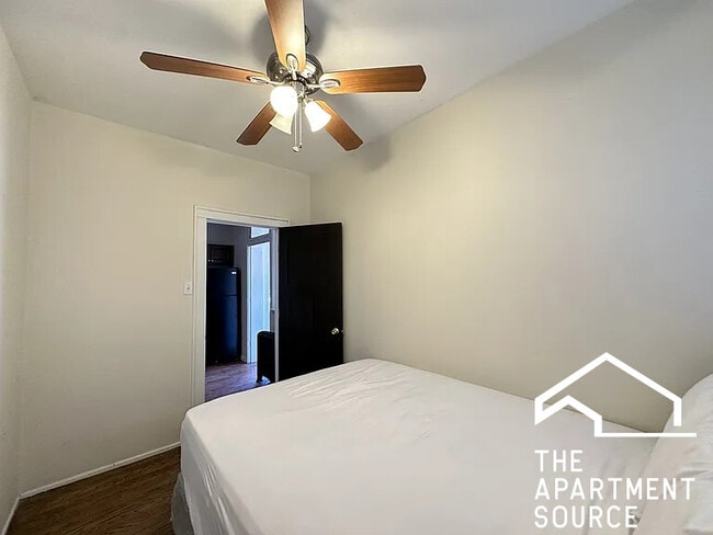 Building Photo - 5023 N Ridgeway Ave