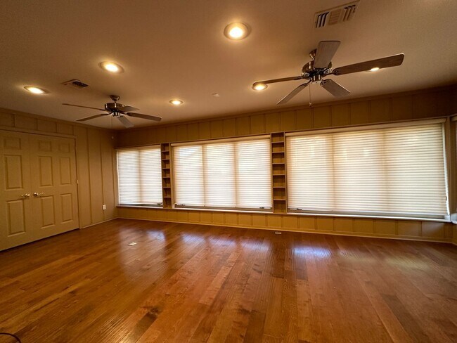 Building Photo - Fully Updated Executive Rental - FREE MONT...