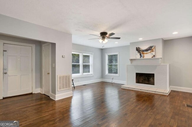 Building Photo - 2542 White Oak Dr
