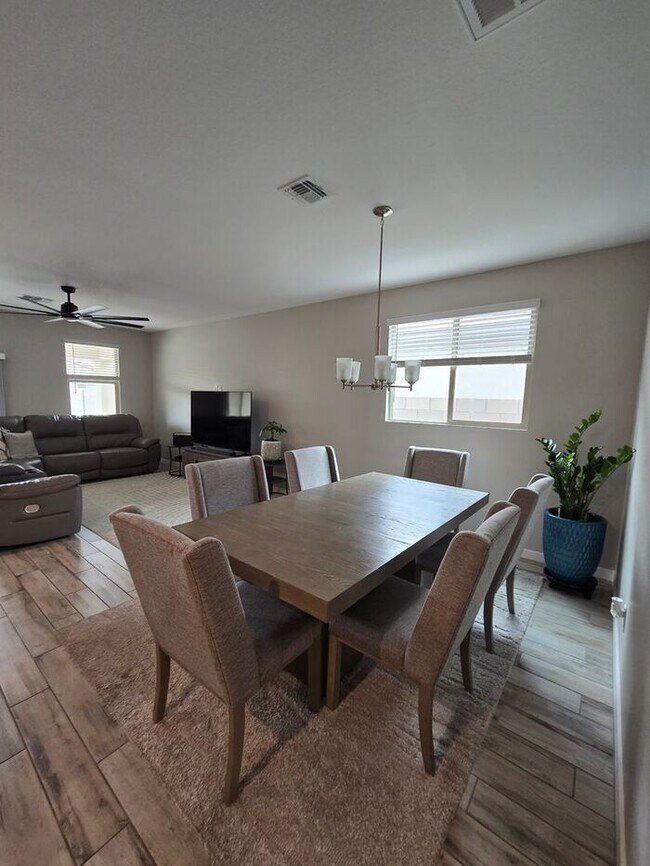 Building Photo - 3 Bedroom, 2 Bath Available Plus a Den!!! ...