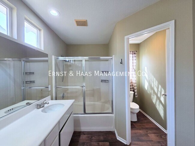 Building Photo - 2931 N Santa Fe Pl