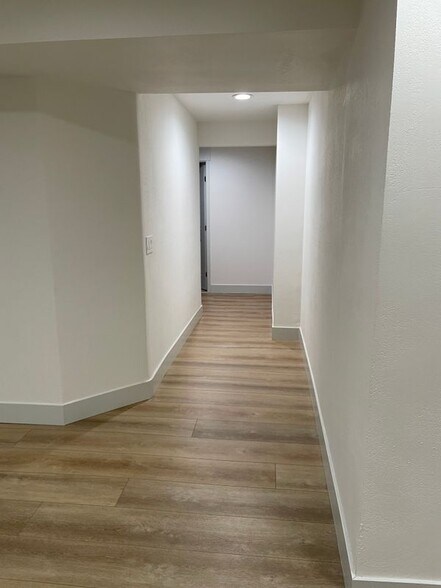 Building Photo - 1413 W Valley Dr