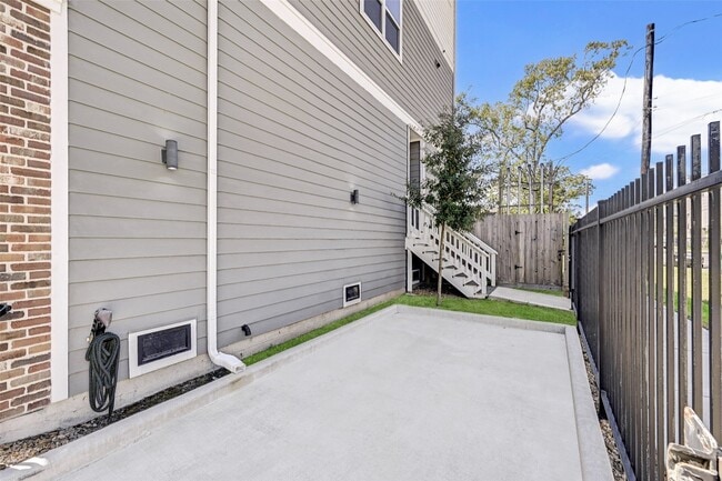 Building Photo - 1302 W 24th St