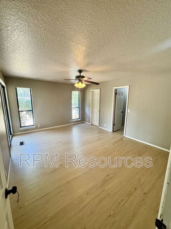 Building Photo - 2009 W Rockypoint Dr