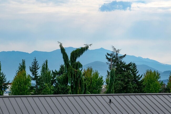 Building Photo - Large Home on Large Lot in Sequim