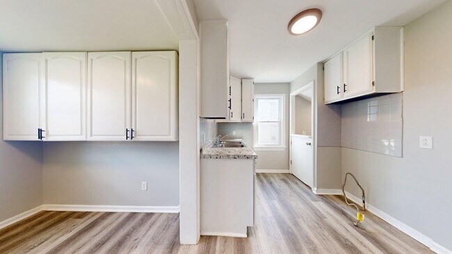 Building Photo - Fulton/W.58th neighborhood; 3 bedroom/2bat...