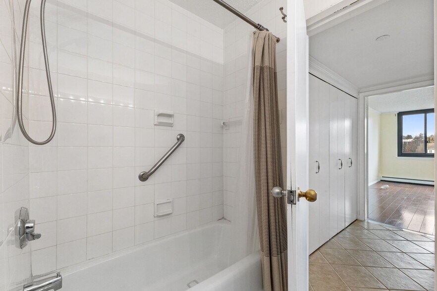 Building Photo - 25 Rockledge Ave