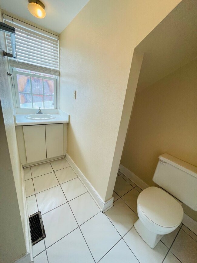 Building Photo - 1731 E Main St