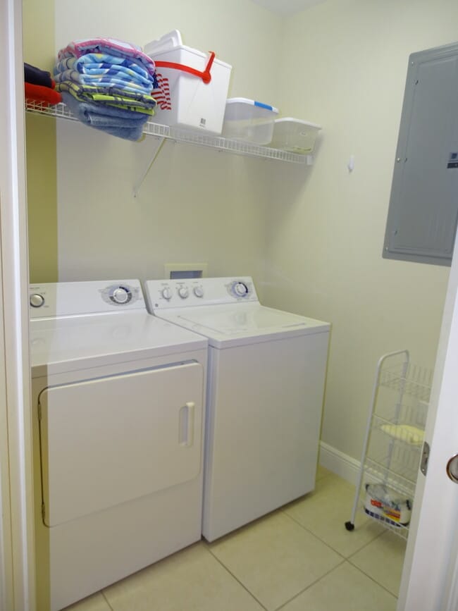 Building Photo - Newly Renovated & Available Now - Furnishe...