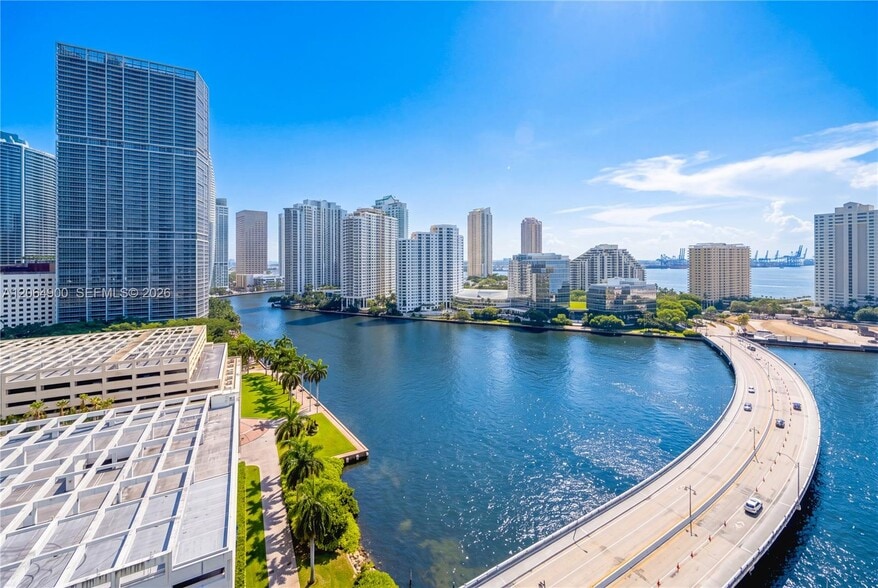 Building Photo - 801 Brickell Bay Dr